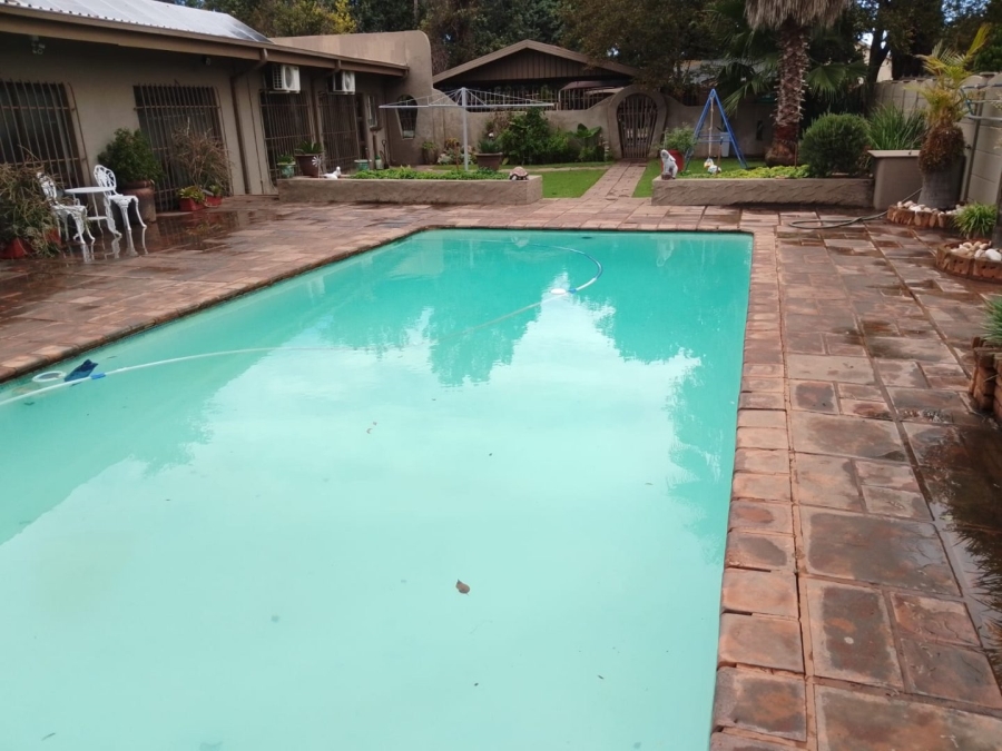 5 Bedroom Property for Sale in Lourenspark North West